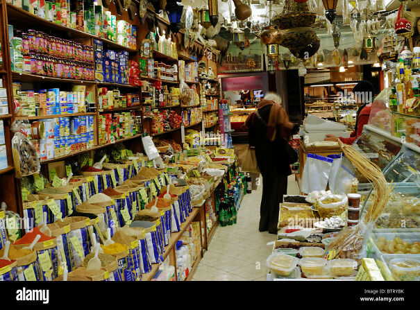 paris-france-people-shopping-a-l-interieur-d-une-epicerie-arabe-btrybk-621516dfe8ca6.jpg