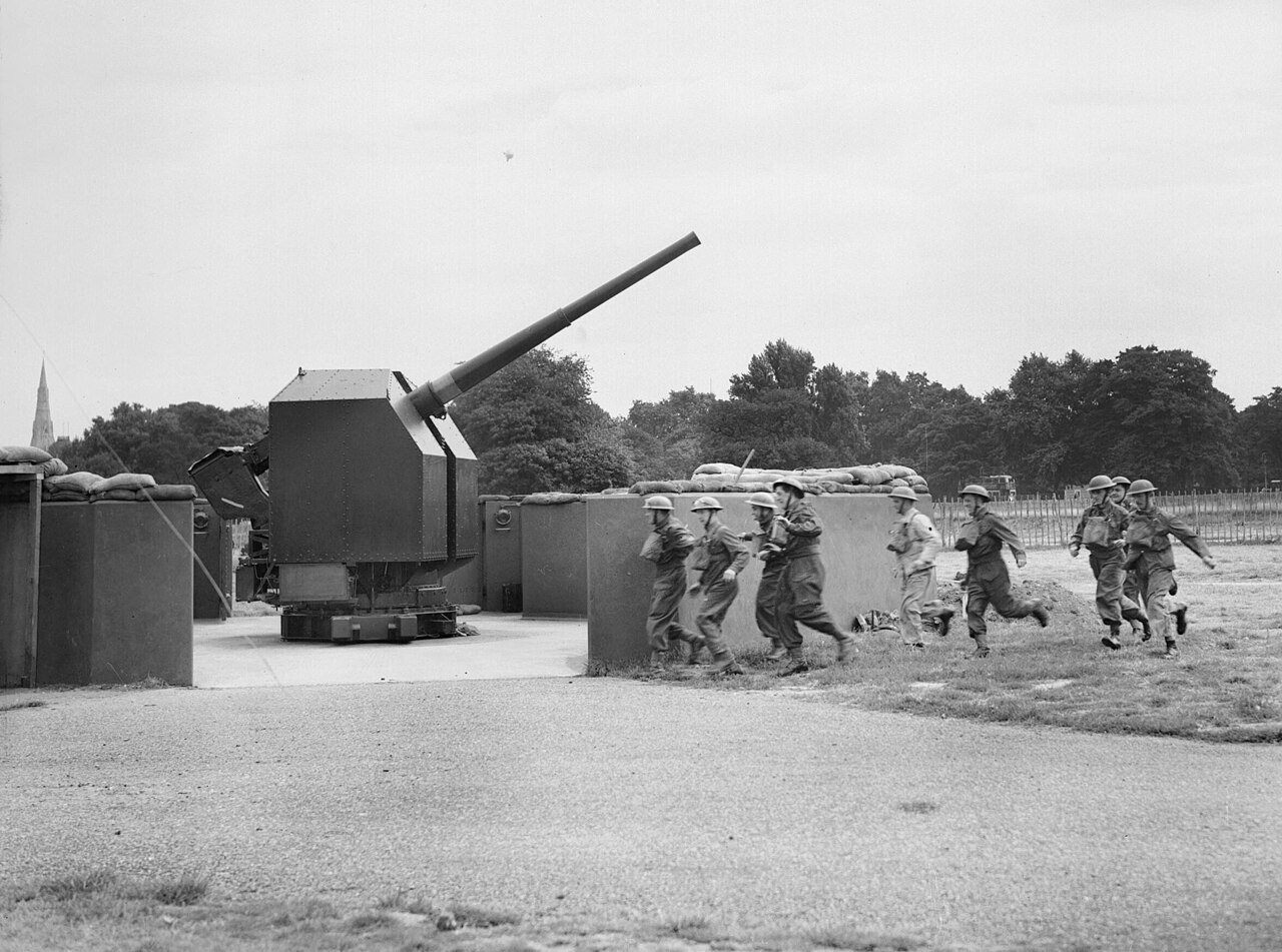 Gun crew running to take positions around a heavy anti-aircraft gun