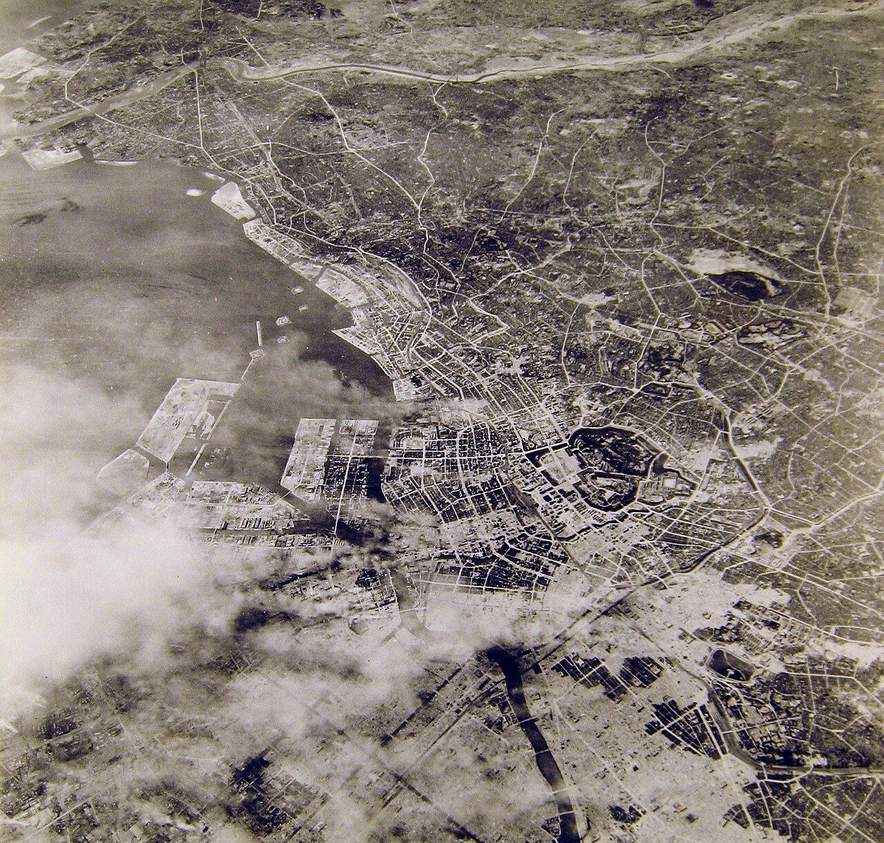 Aerial photograph of a burned-out city district with only scattered structures standing