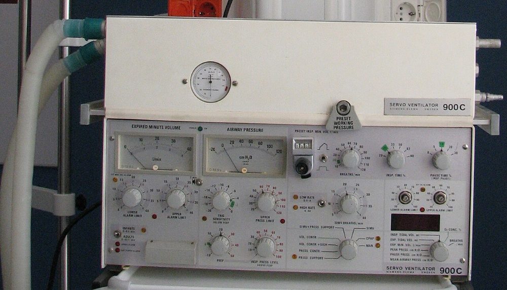 The front panel of a Siemens Servo 900C ventilator, with dials, pressure gauges and an infant/adult switch